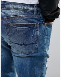 blaue Jeans mit Destroyed-Effekten von Asos