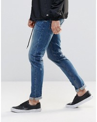 blaue Jeans mit Destroyed-Effekten von Asos