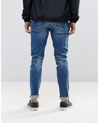 blaue Jeans mit Destroyed-Effekten von Asos