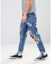 blaue Jeans mit Destroyed-Effekten von Asos