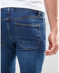 blaue Jeans mit Destroyed-Effekten von Asos