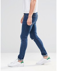 blaue Jeans mit Destroyed-Effekten von Asos