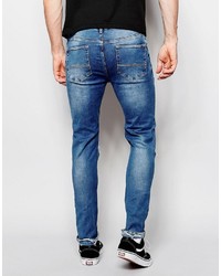 blaue Jeans mit Destroyed-Effekten von Asos