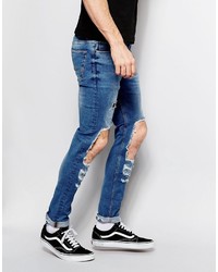 blaue Jeans mit Destroyed-Effekten von Asos