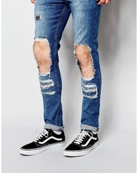 blaue Jeans mit Destroyed-Effekten von Asos