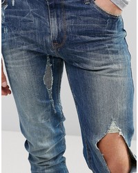 blaue Jeans mit Destroyed-Effekten von Asos