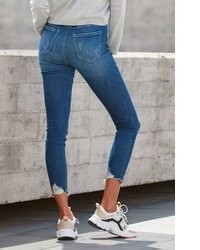 blaue Jeans mit Destroyed-Effekten von Buffalo