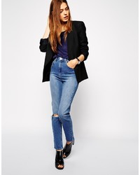 blaue Jeans mit Destroyed-Effekten von Asos