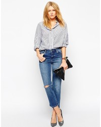 blaue Jeans mit Destroyed-Effekten von Asos