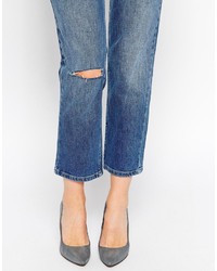 blaue Jeans mit Destroyed-Effekten von Asos