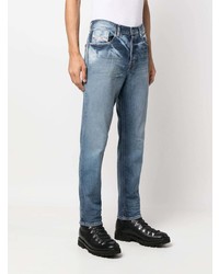 blaue Jeans mit Destroyed-Effekten von Diesel