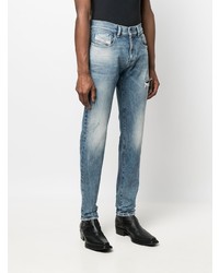 blaue Jeans mit Destroyed-Effekten von Diesel