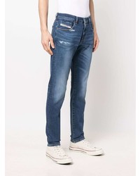 blaue Jeans mit Destroyed-Effekten von Diesel