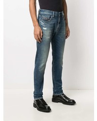 blaue Jeans mit Destroyed-Effekten von Diesel