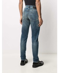 blaue Jeans mit Destroyed-Effekten von Diesel