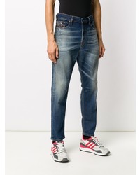 blaue Jeans mit Destroyed-Effekten von Diesel