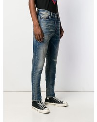 blaue Jeans mit Destroyed-Effekten von Diesel