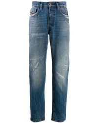 blaue Jeans mit Destroyed-Effekten von Diesel