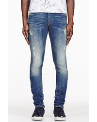 blaue Jeans mit Destroyed-Effekten von Diesel