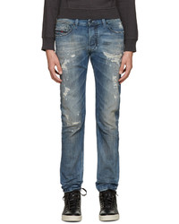 blaue Jeans mit Destroyed-Effekten von Diesel