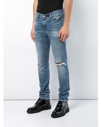 blaue Jeans mit Destroyed-Effekten von RtA