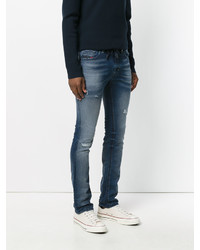 blaue Jeans mit Destroyed-Effekten von Diesel