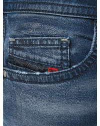 blaue Jeans mit Destroyed-Effekten von Diesel