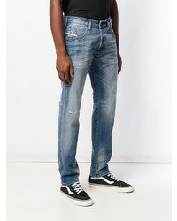 blaue Jeans mit Destroyed-Effekten von Diesel