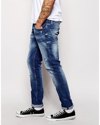 blaue Jeans mit Destroyed-Effekten