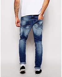 blaue Jeans mit Destroyed-Effekten