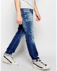 blaue Jeans mit Destroyed-Effekten von Diesel