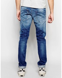 blaue Jeans mit Destroyed-Effekten von Diesel