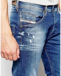 blaue Jeans mit Destroyed-Effekten von Diesel