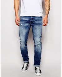 blaue Jeans mit Destroyed-Effekten