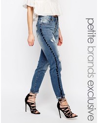 blaue Jeans mit Destroyed-Effekten