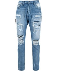 blaue Jeans mit Destroyed-Effekten