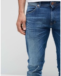 blaue Jeans mit Destroyed-Effekten von Wrangler