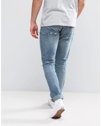 blaue Jeans mit Destroyed-Effekten von Wrangler