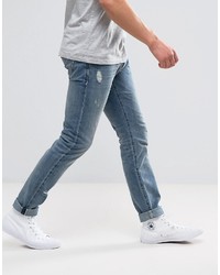 blaue Jeans mit Destroyed-Effekten von Wrangler