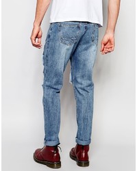 blaue Jeans mit Destroyed-Effekten