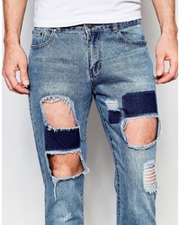 blaue Jeans mit Destroyed-Effekten