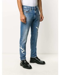 blaue Jeans mit Destroyed-Effekten von Diesel