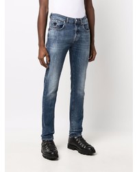 blaue Jeans mit Destroyed-Effekten von John Richmond