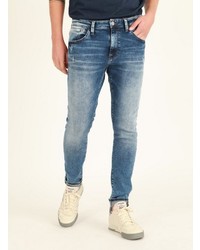 blaue Jeans mit Destroyed-Effekten von Mavi