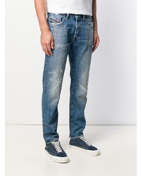 blaue Jeans mit Destroyed-Effekten von Diesel