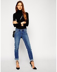 blaue Jeans mit Destroyed-Effekten von Asos