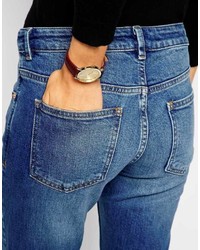 blaue Jeans mit Destroyed-Effekten von Asos