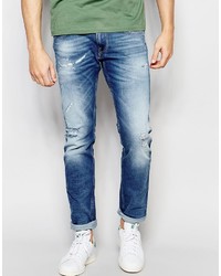blaue Jeans mit Destroyed-Effekten von Replay