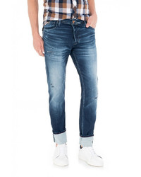 blaue Jeans mit Destroyed-Effekten