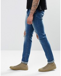 blaue Jeans mit Destroyed-Effekten